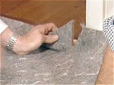 Осуществляя укладку коврового покрытия, а в некоторых случаях и ковров, важно помнить про специальный аксессуар - подложку